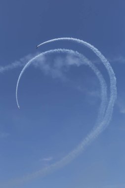 San Benedetto del Tronto üzerinde gökyüzünde Frecce tricolori (İtalyan hava kuvvetleri) akrobatik hava performansı 