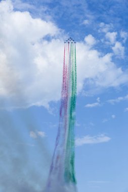San Benedetto del Tronto üzerinde gökyüzünde Frecce tricolori (İtalyan hava kuvvetleri) akrobatik hava performansı 