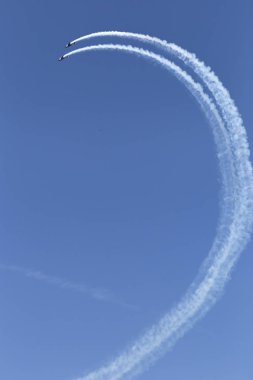 San Benedetto del Tronto üzerinde gökyüzünde Frecce tricolori (İtalyan hava kuvvetleri) akrobatik hava performansı 