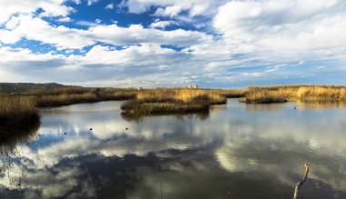 Güzel mavi ve bulutlu gökyüzünün altındaki mavi gölet İtalya 'nın doğal rezervlerinde