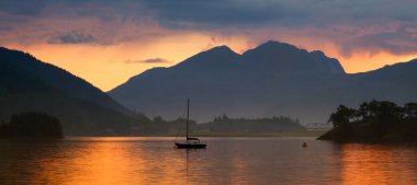 Glencoe yakınındaki gölde tekne