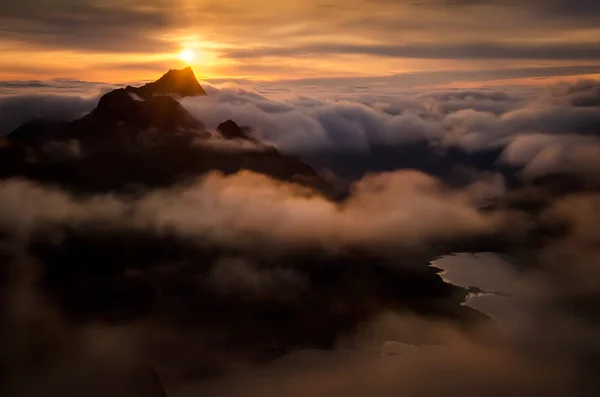 Hegyek felhős naplemente Lofoten — Stock Fotó