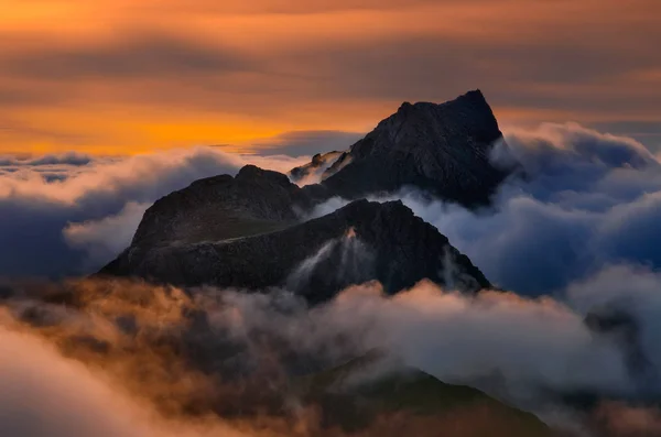 Moskenesoya montanhas nubladas — Fotografia de Stock