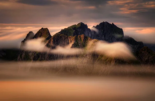 Lofoten montañas nubladas — Foto de Stock
