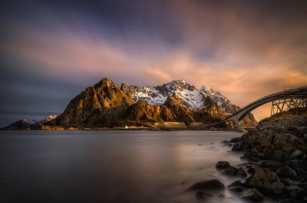 Puente Henningsvaer amanecer —  Fotos de Stock