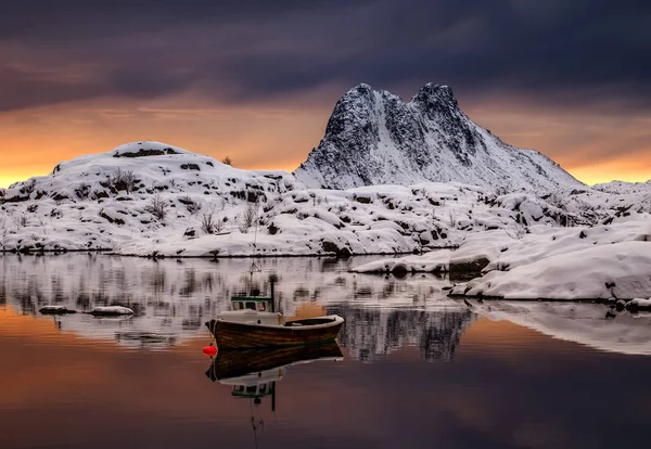 Boot auf hoher See — Stockfoto