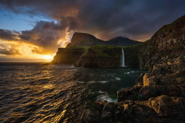 Mulafossur şelale Vagar adada renkli günbatımı, Faroe Adaları