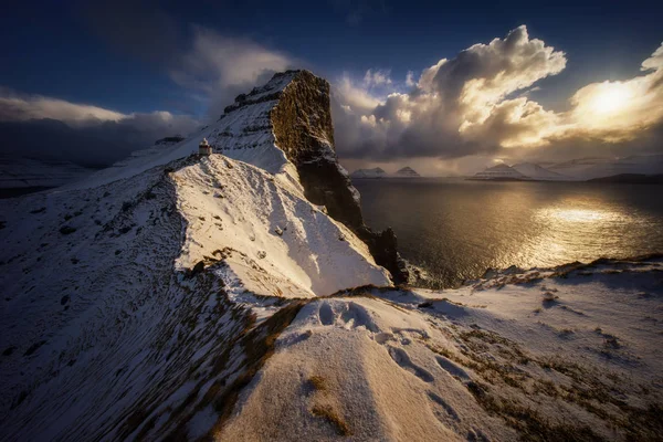 Faro Kallur Isla Kalsoy Con Montaña Borgarin Detrás Invierno Islas —  Fotos de Stock