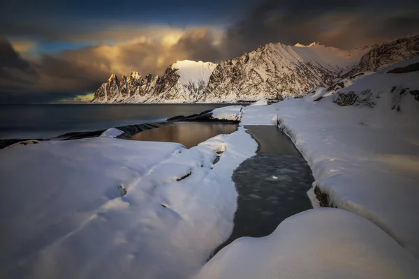Gün Batımında Norveç Arka Planda Dağlar Karlı Tugeneset Sahil — Stok fotoğraf