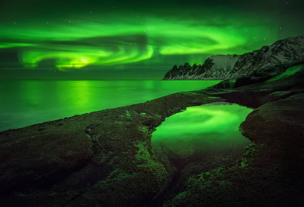 Aurora Sobre Ersfjord Com Montanhas Okshornan Fundo Senja Noruega — Fotografia de Stock