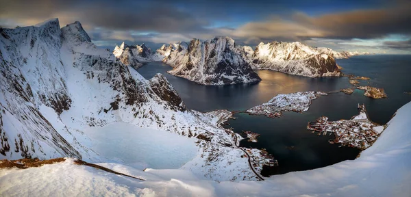 Widok Szczytu Reinebringen Wioskę Reine Fiord Śnieżnej Zimie Lofoten — Zdjęcie stockowe