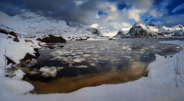 Flakstadpolen etrafındaki karlı dağlarda buzdağları, Flakstadoya, Lofoten 