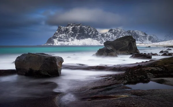 Uttakleiv Skalnaté Pobřeží Horami Pozadí Při Oblačném Západu Slunce Norsko — Stock fotografie
