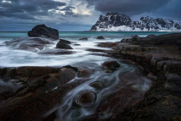 Uttakleiv Costa Rochosa Com Montanhas Fundo Pôr Sol Nublado Noruega — Fotografia de Stock
