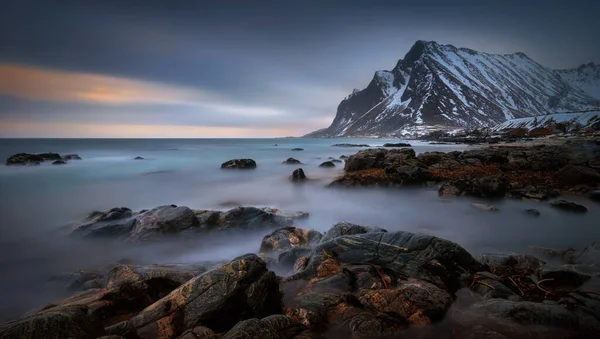 Norveç Arka Planında Karlı Dağlar Bulunan Vikten Köyü Kıyıları — Stok fotoğraf