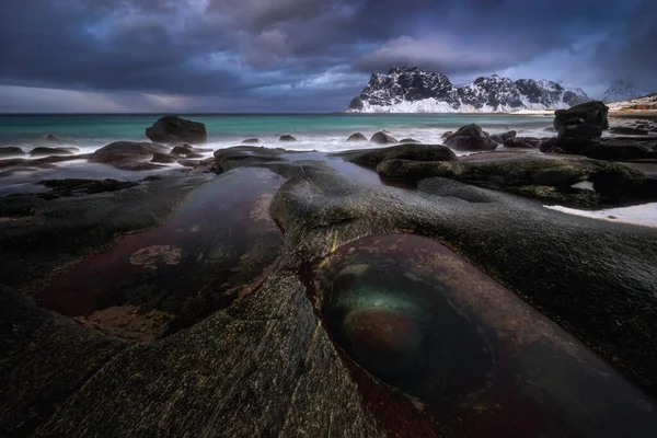 Uttakleiv Playa Ojo Dragón Con Montañas Nevadas Fondo Atardecer Noruega — Foto de Stock