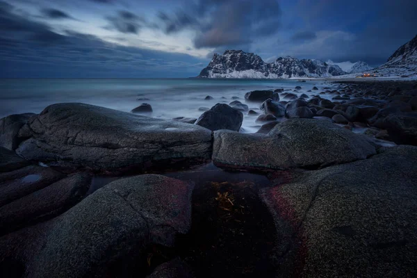 Uttakleiv Kayalık Kıyıları Arka Planda Dağlar Bulutlu Günbatımında Norveç — Stok fotoğraf