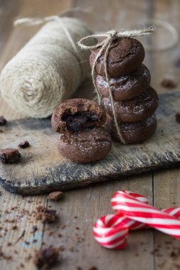 Rustik ahşap üzerine çikolata bisküvi
