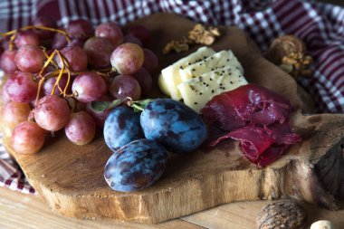 Üzüm ve peynirle şarap plaka