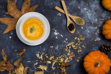 Koyu mavi zemin üzerine turuncu renkli çorbası