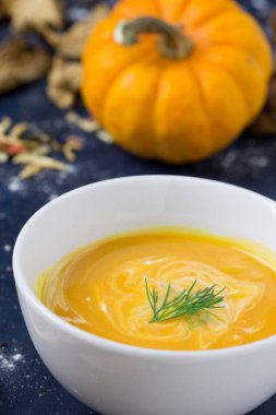 Seçici odak kabak çorbası