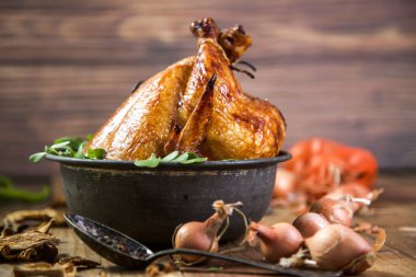 ahşap masa üzerine kavrulmuş tavuk