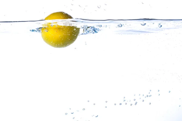 Limão e gotas de água — Fotografia de Stock