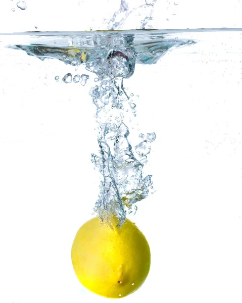 レモンの水に落ちる — ストック写真