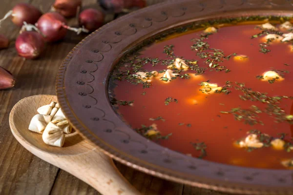 Sup dalam cangkir tembaga — Stok Foto