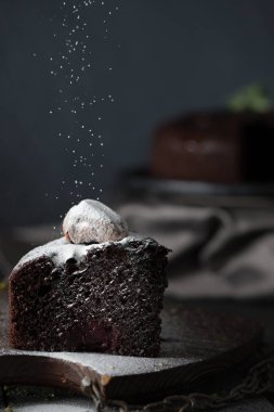 Tutam toz şeker ile karanlık çikolatalı kek
