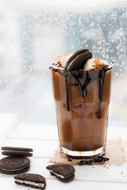 Kahve bisküvi ve beyaz tahta üzerine dökerek çikolata sosu