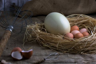 Saman, büyük ve küçük eggbeaters sackloth arka plan üzerinde yumurta. 
