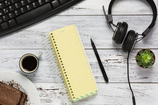 Local de trabalho vista aérea com notebook amarelo vazio — Fotografia de Stock