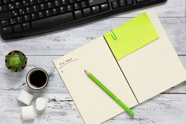 Visão superior de um espaço de trabalho com notebook vazio aberto . — Fotografia de Stock