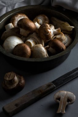 Gri ahşap arka plan üzerinde vintage tavada mantar