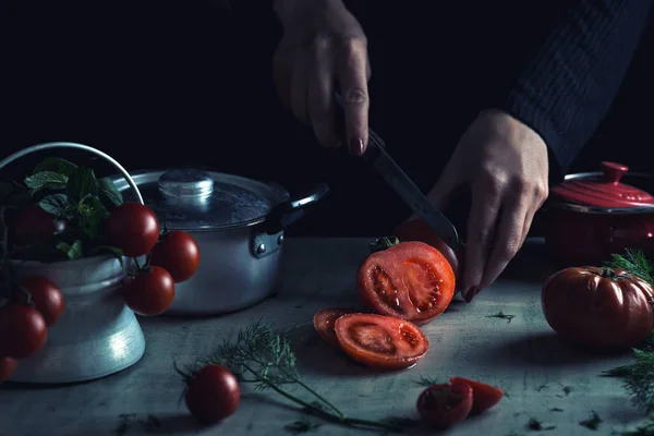 女人正在切番茄老式场景 — 图库照片
