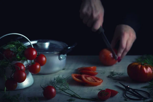 女人正在切番茄老式场景 — 图库照片