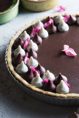 Siyah çikolatalı turta.