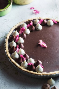 Süslü çikolatalı turtayı kapat.