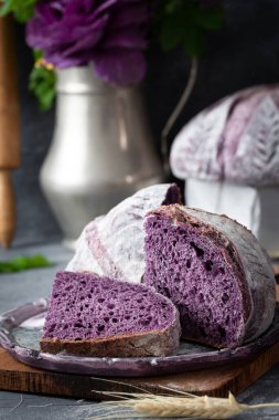 Ev yapımı mor ekmek.