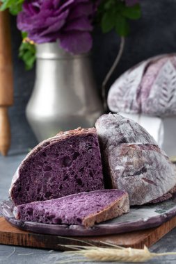 Ev yapımı mor ekmek ve buğday sapları