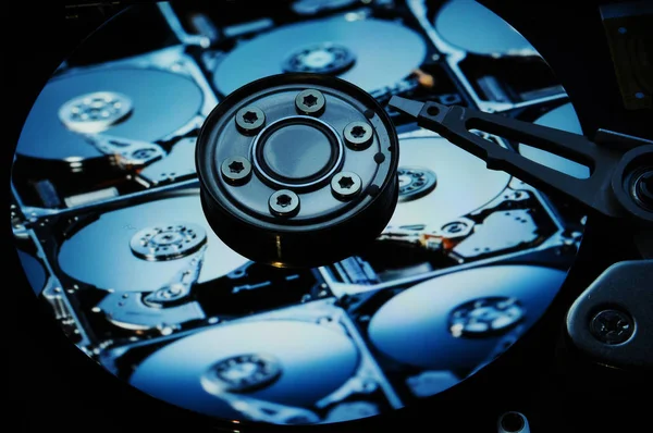 Close up van Computer Hard Drives Disc met verschillende kleureffecten en thema weerspiegeld op het oppervlak van de schijf. Wallpaper achtergrond. — Stockfoto