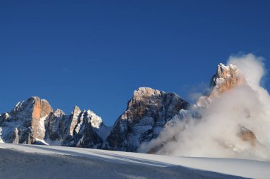 Dolomites Alpler, South Tyrol, İtalya. Grup San Martino CIMON della Pala veya Cimone soluk di bulutlarda ile.