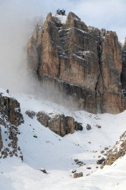 İtalyan Dolomites üzerinden geçmek Pordoi karda ile Sass Pordoi (Sella grubunda). İtalya.