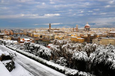 Katedral Santa Maria del Fiore (Duomo) ve Giottos çan kulesine (Campanile), kış karla Floransa, Toskana, İtalya