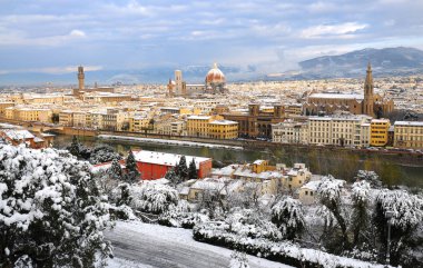 Katedral Santa Maria del Fiore (Duomo) ve Giottos çan kulesine (Campanile), kış karla Floransa, Toskana, İtalya