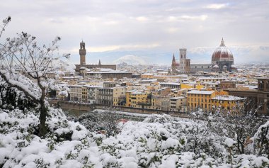 Katedral Santa Maria del Fiore (Duomo) ve Giottos çan kulesine (Campanile), kış karla Floransa, Toskana, İtalya