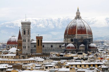 Katedral Santa Maria del Fiore (Duomo) ve Giottos çan kulesine (Campanile), kış karla Floransa, Toskana, İtalya