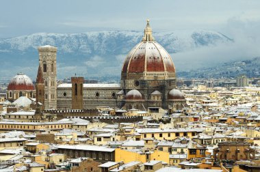 Katedral Santa Maria del Fiore (Duomo) ve Giottos çan kulesine (Campanile), kış karla Floransa, Toskana, İtalya