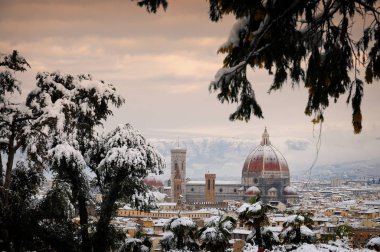 Katedral Santa Maria del Fiore (Duomo) ve Giottos çan kulesine (Campanile), kış karla Floransa, Toskana, İtalya